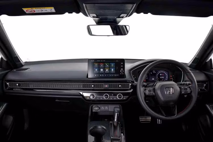 Nội thất Civic RS 2022 tạm thời được giấu kín nhưng nếu không có gì thay đổi so với phiên bản ở Thái, người dùng vẫn sẽ có đồng hồ hỗ trợ lái với màn hình LCD kích thước 10,2 inch, màn hình giải trí 9 inch tích hợp Apple CarPlay và Android Auto, kết hợp 8 loa.