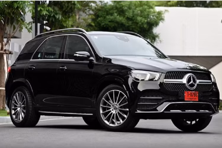 Di chuyển vào bên trong, GLE 300 d 4MATIC AMG Dynamic lắp ráp tại Thái Lan vẫn có đủ các tính năng cao cấp như trên xe nhập khẩu, bao gồm hệ thống thông tin giải trí MBUX 12,3 inch mới nhất, đồng hồ kỹ thuật số 12,3 inch, màn hình HUD.