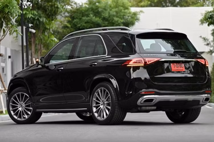 Có thể thấy, các tùy chọn sẵn có của GLE 300 d 4MATIC AMG Dynamic lắp ráp tại Thái nhiều hơn hẳn với so với tùy chọn trên bản GLE 450 4MATIC chính hãng tại Việt Nam.