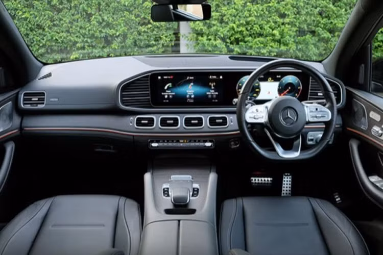 Chiếc SUV hạng sang còn được trang bị gói trang trí ngoại thất thể thao AMG Line cùng bộ mâm đa chấu AMG 21 inch giúp làm nổi bật thêm kiểu dáng hiện đại và trẻ trung của GLE thế hệ mới.