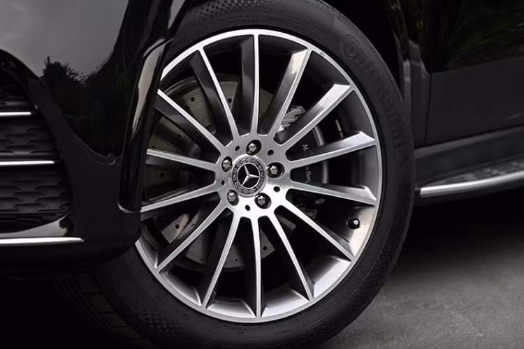 Về truyền động, Mercedes-Benz GLE 300 d bản Thái sử dụng động cơ tăng áp 2.0L 4 xi-lanh thẳng hàng sản sinh công suất 245 mã lực và mô-men xoắn cực đại 500Nm, đi kèm hộp số tự động 9 cấp và hệ dẫn động 4Matic.