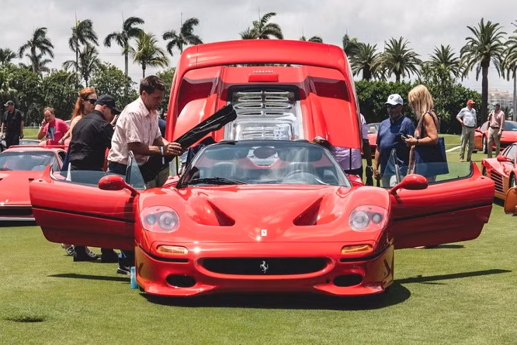 Sự kiện chính của Cavallino Classic được chia thành hai khu vực quan trọng với sự góp mặt của tổng cộng hơn 100 chiếc xe. Phần chính của sự kiện bao gồm hơn 20 chiếc xe, chiếm phần lớn tổng giá trị trong số đó. Đây là nơi bạn sẽ tìm thấy các chiếc xe quý hiếm như 250 GTO, 250 SWB, và cả những chiếc xe đua nguyên trạng chưa qua phục chế.