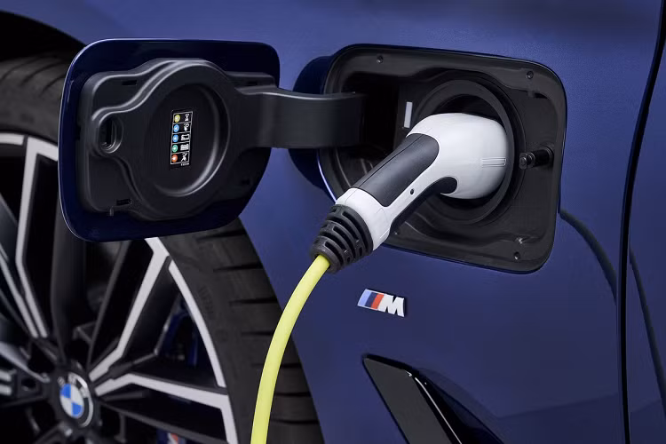 Mẫu sedan của BMW có lưới tản nhiệt mới được làm to và rộng hơn. Cụm đèn trước được làm vuông vức hơn với đèn định vị được tạo hình 2 chữ L. Những thay đổi này giúp phần đầu xe của 5 Series 2021 tinh tế và cứng cáp hơn.