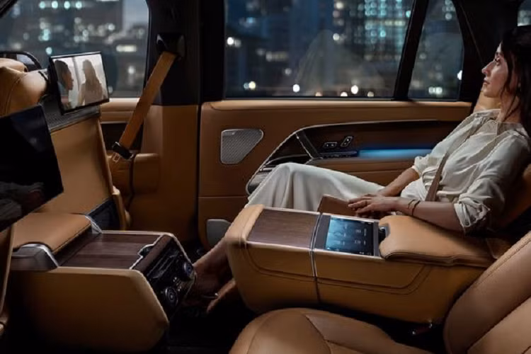 Được biết, sau Range Rover, Land Rover cũng sẽ sớm đưa công nghệ Cabin Air Purification Pro trở nên phổ biến trên các mẫu xe khác của thương hiệu trong tương lai gần. Mức giá xe Range Rover 2022 mới được nhập khẩu và phân phối với 4 phiên bản tại Việt Nam với bản tiêu chuẩn dự kiến từ 10,879 tỷ đồng.