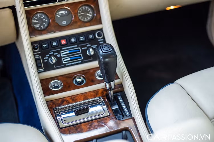 Xe sở hữu lớp sơn ngoại thất màu đen bóng cùng đường Coachline kép màu trắng được vẽ thủ công bởi những người thợ tài hoa. Ở ngoại thất, hầu hết các chi tiết chrome của xe vẫn ở trong tình trạng tốt vì được chủ nhân thường xuyên chăm sóc. Xe vẫn được trang bị bộ mâm nguyên bản màu bạc có kích thước 15 inch. Xe được trang bị đi kèm bộ lốp Avon Turbospeed CR27 có kích thước 255/65/R15 ở cả phía trước và phía sau.