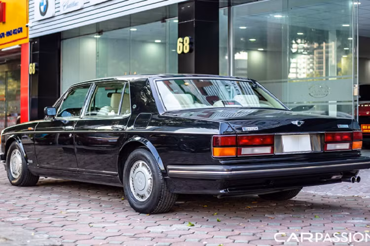 Chiếc Bentley Turbo RL tại Việt Nam thuộc phiên bản LWB (trục cơ sở kéo dài), chính vì thế mà đem lại cho hàng ghế sau một không gian rộng rãi, thoải mái. Cho dù đã sắp bước sang tuổi 30, chiếc Saloon đẳng cấp hàng đầu một thời vẫn có được một diện mạo lộng lẫy, các chi tiết trên xe được chủ sở hữu thường xuyên chăm sóc một cách tỉ mỉ để chiếc xe luôn ở trong tình trạng tốt nhất.