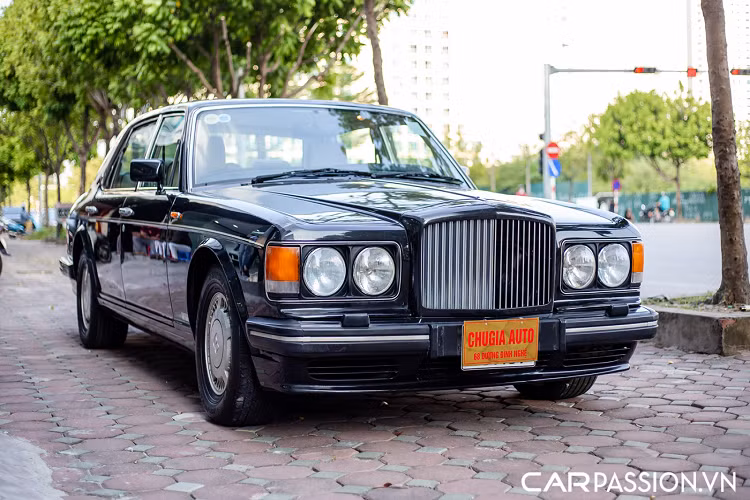 Mẫu xe được trang bị động cơ V8 dung tích lên tới 6,75 lít có khả năng sản sinh công suất 296 mã lực, mô-men xoắn 660 Nm. Hiện tại, chiếc xe đang được trưng bày tại showroom tại Hà Nội. Mẫu Saloon Anh Quốc này hiện đang tìm chủ sở hữu mới với mức giá khoảng 5 tỷ đồng. 