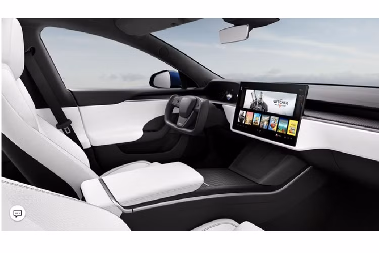 Trong khi đó, Tesla Model S Plaid và Plaid+ sử dụng 3 mô-tơ điện, cho tổng công suất hơn 1.000 mã lực và tốc độ tối đa 320 km/h. Phiên bản Plaid+ có khả năng tăng tốc 0-96 km/h trong chưa đầy 2 giây.