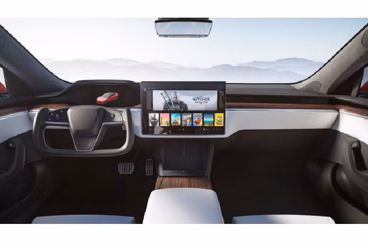Song song đó, Tesla cũng công bố những hình ảnh dựng máy tính của Model S mới. Ngoại thất xe không thay đổi nhiều trên phiên bản thấp và nhiều khả năng các biến thể Plaid, Plaid+ sẽ có thêm một số chi tiết mang hơi hướm thể thao, hầm hố hơn.