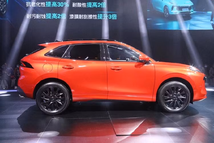 Với giá bán này, Dongfeng Fengxing T5 EVO giá rẻ hơn một số mẫu SUV cỡ C hiện đang được bày bán tại Việt Nam như Honda CR-V (998 triệu đến 1,18 tỷ đồng), Mazda CX-5 (839 triệu đến 1,059 tỷ đồng) và Hyundai Tucson (799 - 932 triệu đồng). Tuy nhiên, mẫu xe này lại đắt hơn đáng kể so với "đồng hương" Beijing X7 (528 - 688 triệu đồng) từng gây xôn xao tại Việt Nam trong những ngày cuối năm 2020.