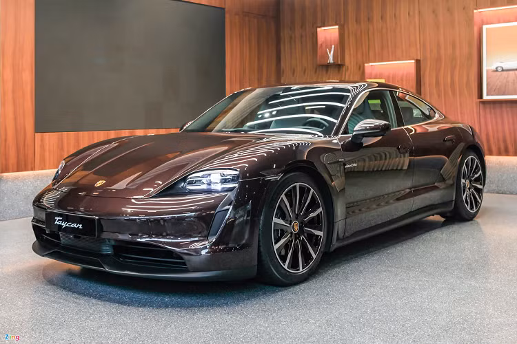 Sau hơn một năm trình làng tại Việt Nam, mẫu xe thể thao chạy điện Porsche Taycan 2021 mới được bổ sung phiên bản tiêu chuẩn vào danh mục tùy chọn, bên cạnh các biến thể Taycan 4S, Taycan Turbo và Taycan Turbo S.