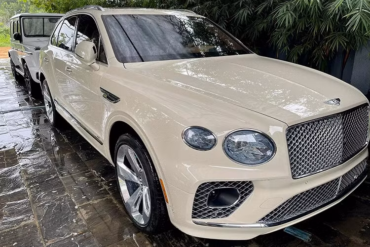 Khác với hình thức khác như đổi bất động sản hay đơn giản là thu về tiền mặt khi bán xe, đại gia Đà Nẵng cho biết chỉ bán xe để đổi lan đột biến và hiện siêu xe mui trần McLaren 720S Spider cũng như SUV hạng sang Bentley Bentayga First Edition đã tìm thấy người mua mới.