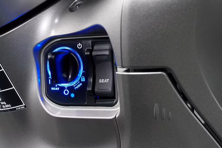 Honda SH 350i là sản phẩm xe ga mới nhất của Honda nhằm thay thế cho mẫu SH 300i cũ đã ngừng sản xuất. Khác với mẫu SH 300i cũ được nhập khẩu nguyên chiếc, mẫu SH 350i sắp bán ra tại Việt Nam là sản phẩm được lắp ráp và sản xuất trong nước, cũng nhờ đó mà giá xe Honda SH 350i tại Việt Nam cũng mềm hơn hẳn, thấp hơn gần một nửa so với SH 300i nhập Ý.