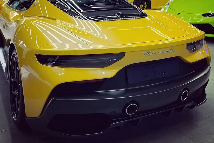 Cuối cùng, chiếc siêu xe Maserati MC20 đầu tiên về Việt Nam có bộ mâm đa chấu kép hoàn thành 1 tông màu đen thay vì 2 tông màu tương phản. La-zăng trên xe Maserati MC20 được đánh giá rất cá tính và làm nên vẻ đẹp riêng cho ngoại hình siêu xe đầu tiên của hãng xe Maserati. Mở cửa cánh bướm trên siêu xe Maserati MC20 có một không hai tại dải đất hình chữ S cho thấy xe có ghế ngồi thể thao với da kết hợp khung ghế carbon. Xe không có thêm tùy chọn sọc màu như ngoại thất mà thay vào đó là 1 tông màu đen.