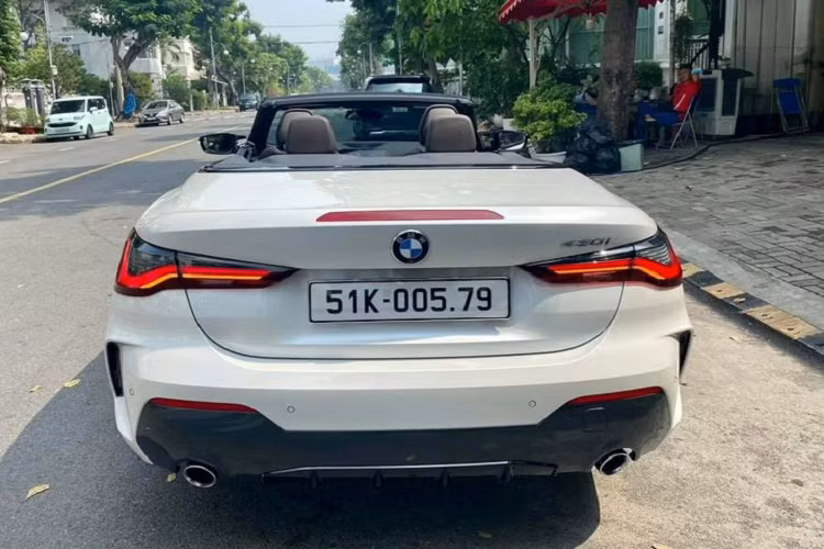 Ngoài ra, xe cũng dùng nhiều chi tiết trang trí bằng kim loại. Xe có mui vải đóng / mở trong khoảng 18 giây có thể hoạt động ở tốc độ tối đa 50 km/h và gập gọn trong cốp sau.