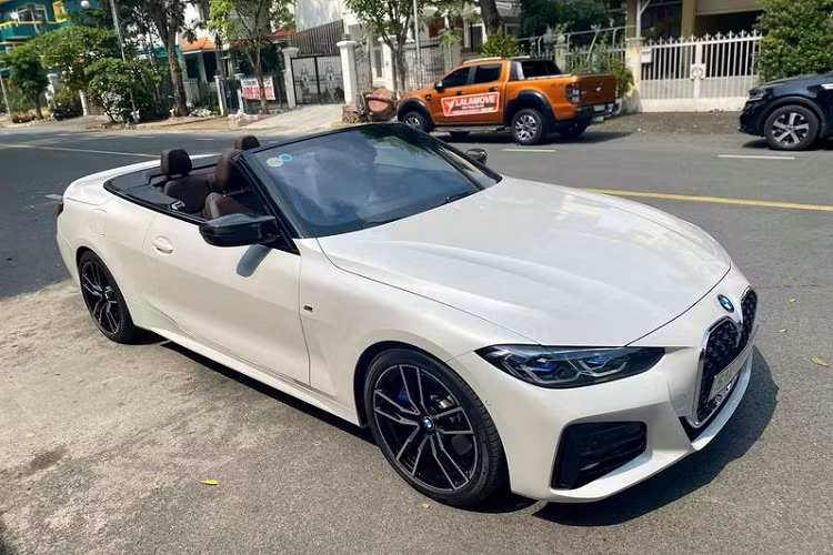 Chiếc trong bài còn có những chi tiết trang trí màu đen bóng thuộc gói Shadow Line và bộ mâm M 18 inch 5 chấu kép rất thời trang.