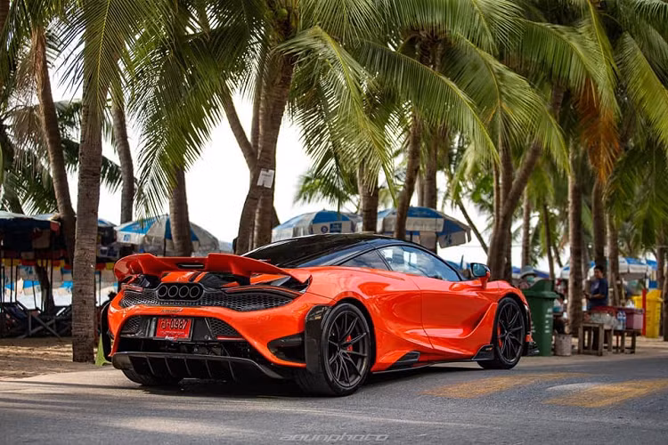 Hiện chưa rõ mức giá xe McLaren 765LT thứ 2 về Thái Lan, chỉ biết rằng, McLaren 765LT đầu tiên về đây có giá bán 50 triệu Baht, (tương đương 38 tỷ đồng). Mức giá này đã bao gồm rất nhiều tuỳ chọn mà đại lý Niche Cars Group Motor trang bị cho xe như carbon hay hốc gió trên mui xe có giá hơn 1,5 tỷ đồng tại nước ngoài.