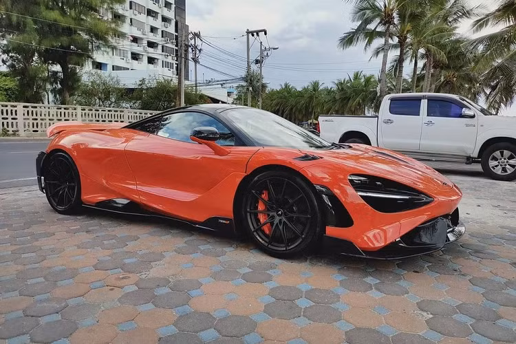 Khoang lái của siêu xe phiên bản giới hạn McLaren 765LT chỉ gói gọn trong một từ mà các dân chơi đều muốn xe của mình có càng nhiều càng tốt, đó chính là carbon. Ngoài ra là da Alcantara màu đen. Để giúp McLaren 765LT có trọng lượng lý tưởng là 1.229 kg, hãng xe Anh quốc đã bỏ đi trang bị tiêu chuẩn là loa và hệ thống điều hoà.
