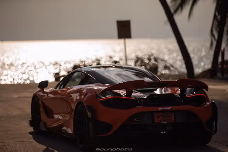 Ngoài ra là siêu xe McLaren 765LT còn có mô-men xoắn cực đại 800 Nm, tăng 30 Nm so với siêu xe McLaren 720S đang giữ nhiều danh hiệu ở các cuộc đua drag 400m hay 800m. Sức mạnh của khối động cơ trên siêu xe hàng hiếm McLaren 765LT sẽ chạy qua hộp số ly hợp kép bảy tốc độ đã có các tinh chỉnh làm cho việc sang số nhanh hơn 15% so với McLaren 720S. Ngoài sức mạnh tăng thêm đáng kể so với McLaren 720S, siêu xe McLaren 765LT còn nhẹ hơn 80 kg so với phiên bản tiêu chuẩn này.