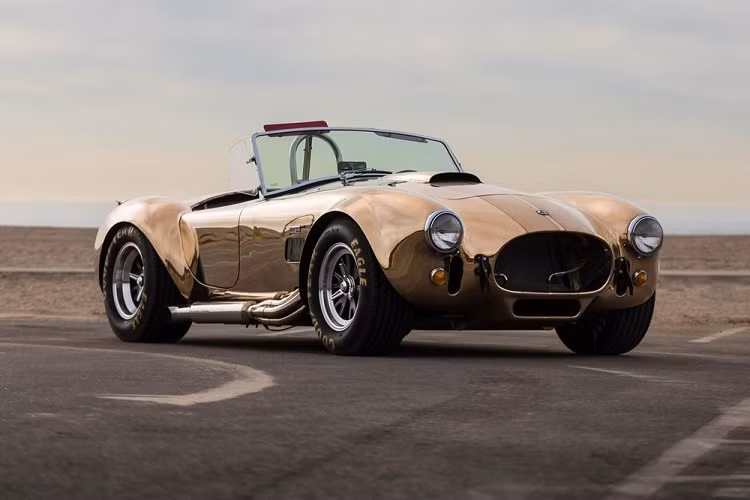 Ford GT40 và Shelby Cobra có chia sẻ điểm chung gì ngoài chuyện đều liên quan tới thương hiệu Ford, huyền thoại Carroll Shelby, và động cơ V8? Câu trả lời là hai mẫu xe kinh điển này đều có nhiều bản sao trên thị trường. Vì là biểu tượng đích thực của thế giới ô tô, khó trách mọi người mê xe đều mong muốn được một lần thử cầm lái chúng.