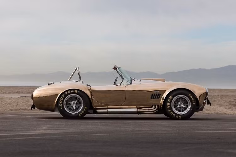 Hiện tại, giá xe Shelby Cobra 1965 nhái đang được chào bán tại RM Sotheby's với mức 475.000 USD (khoảng 10,9 tỷ đồng), đắt hơn số tiền để mua 9 chiếc Mustang Mach 1. Công bằng mà nói, giá như thế có lẽ còn là rẻ đối với một chiếc xe đẳng cấp đến thế này.