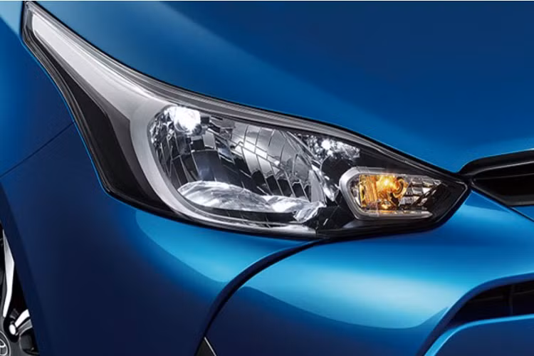 Mới đây, hãng Toyota đã tung ra phiên bản nâng cấp nhẹ của Vios tại thị trường Trung Quốc. Là sản phẩm của liên doanh GAC Toyota tại Trung Quốc, Vios 2022 sở hữu thiết kế đầu xe hoàn toàn khác biệt so với xe ở Việt Nam. Cụ thể, Vios 2022 ở Trung Quốc được trang bị lưới tản nhiệt trên khá hẹp, tích hợp logo của hãng Toyota và nối liền với đèn pha hai bên. Bên dưới là một khe gió khá dài, nằm ngay trên khung lắp biển số. Tiếp đến là hốc gió trung tâm hình thang khá rộng, đi kèm 2 dải đèn LED định vị ban ngày nằm dọc.