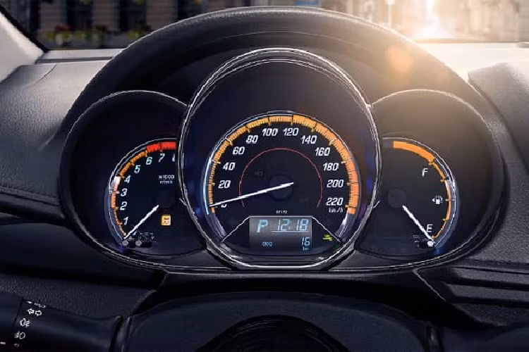 Bên trong Toyota Vios 2022 là không gian nội thất đương nhiên cũng không giống xe ở Việt Nam, được thể hiện qua thiết kế vô lăng, bảng đồng hồ, mặt táp-lô, màn hình, cửa gió điều hòa và mặt cửa. Đặc biệt, mẫu xe này không hề có màn hình thông tin giải trí dạng cảm ứng như Toyota Vios ở Việt Nam. Ở phiên bản 2022, Toyota Vios tại Trung Quốc có những trang bị mới như bảng đồng hồ và vô lăng tích hợp phím chức năng. Bên cạnh đó là tính năng mở cửa không cần chìa khóa, nút bấm khởi động máy và hệ thống kiểm soát hành trình.