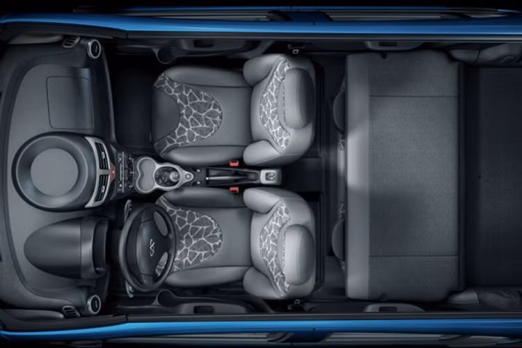Bên trong Chery QQ Ice Cream là không gian nội thất 4 chỗ ngồi giống với Wuling Hongguang Mini EV. Vì kích thước nhỏ nên Chery QQ Ice Cream không có khoang hành lý. Muốn chở đồ, người dùng phải gập 2 ghế sau xuống. Điều này hoàn toàn giống với công thức được áp dụng cho Wuling Hongguang Mini EV.