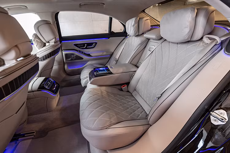 Phiên bản Mercedes-Benz S 350 d ở Thái Lan được trang bị Tiêu Chuẩn đèn pha LED MULTIBEAM, mâm AMG 20 inch đa chấu. Nội thất trang bị vô lăng đa chức bọc da Nappa, màn hình hỗ trợ lái kỹ thuật số, màn hình trung tâm OLED cỡ lớn chạy hệ thống MBUX7 mới nhất. Xe sở hữu nhiều trang bị tiện nghi cao cấp như hàng ghế sau với chức năng massage, đèn trang trí nội thất.