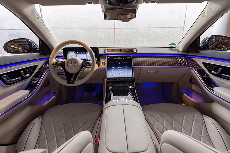 Bước sang thế hệ mới, Mercedes-Benz S-Class được nâng cấp toàn diện về thiết ngoại thất, ngoại thất nổi bật với tay nắm cửa ẩn, đèn pha và đèn hậu sắc sảo hơn trước. Trong khi nội thất hiện đại hơn khi sử dụng nhiều màn hình, các nút bấm vật lý được tối giản. So với thế hệ cũ, Mercedes-Benz S-Class thế hệ mới dài hơn 33 mm, rộng hơn 50 mm và cao hơn 10 mm.