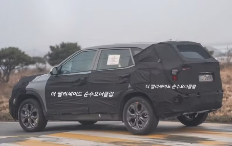 Không có bất kỳ hình ảnh nào cho thấy thiết kế khoang cabin của Kia Seltos 2022. Phiên bản hiện hành đang sử dụng màn hình thông tin giải trí 10,25 inch, dự kiến sẽ được nâng cấp lên màn hình 12,3 inch thừa hưởng từ Sportage cùng cụm công cụ kỹ thuật số 10,25 inch.