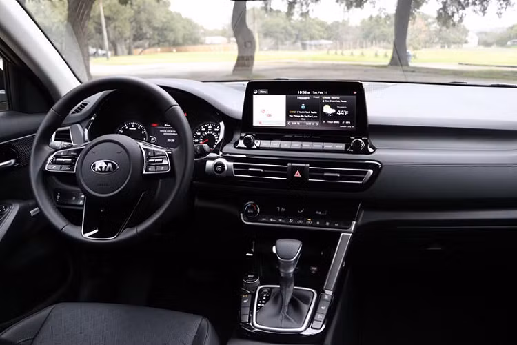 Về hệ truyền động, Kia Seltos 2022 vẫn sử dụng động cơ 2.0L mạnh 148 mã lực / 180 Nm và động cơ xăng tăng áp 1.6L mạnh 174 mã lực / 265 Nm. Đi kèm là hộp số tự động vô cấp CVT và hộp số tự động ly hợp kép 7 cấp tương ứng cho hai cấu hình động cơ trên.