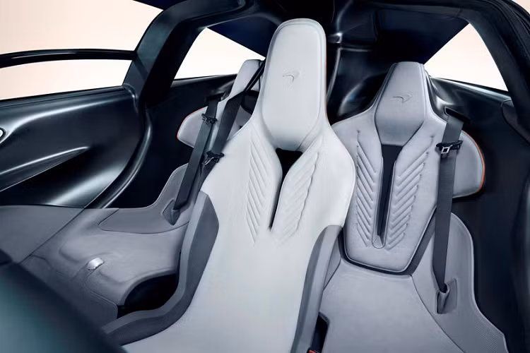 Sức mạnh kể trên cộng với trọng lượng khô chỉ 1.430 kg, McLaren Speedtail có thể tăng tốc từ 0-300 km/h trong thời gian chỉ 12,8 giây. Như vậy, McLaren Speedtail có thời gian tăng tốc nhanh hơn 0,3 giây so với Bugatti Chiron vốn sở hữu công suất tối đa 1.479 mã lực. Ngoài ra, McLaren Speedtail còn có vận tốc tối đa 402 km/h.