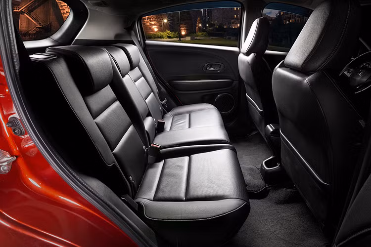 Trong phân khúc CUV hạng B tại Việt Nam, cùng với Peugeot 2008 – Honda HR-V là một dòng xe được định giá cao trong phân khúc. Trên thực tế, tệp khách hàng của HR-V thường có điều kiện kinh tế khá giả, cần một mẫu xe nhỏ gọn để đi phố phục vụ cho gia đình, ít sử dụng để chạy dịch vụ.