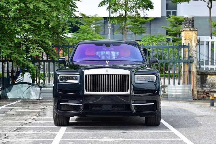 Mới đây nhất, 1 công ty nhập khẩu tư nhân tại Hà Nội đã nhập về nước cùng lúc 2 chiếc xe siêu sang Rolls-Royce là mẫu SUV Cullinan và sedan Ghost phiên bản hoàn toàn mới. Dường như đây là 1 cặp bài trùng không thể thiếu cho các fan cuồng của hãng xe đến từ xứ sở sương mù.