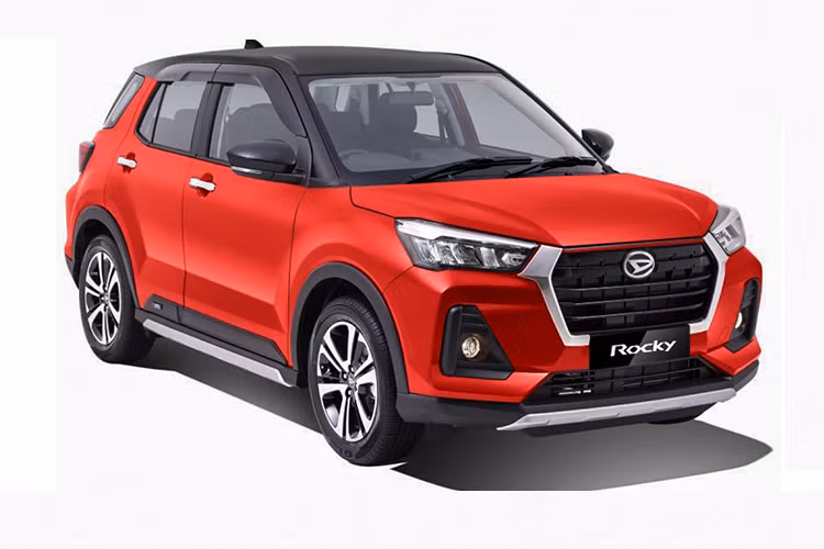 Trong khi đó, đèn pha, đèn sương mù trước và hốc gió trung tâm của Daihatsu Rocky e:Smart Hybrid 2022 được bê nguyên từ bản thường sang. Tương tự như vậy, thiết kế bên sườn của Daihatsu Rocky e:Smart Hybrid 2022 cũng giống bản thường, trừ bộ vành la-zăng.