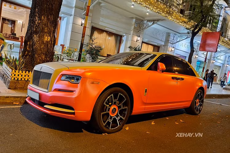 Đối với chiếc Rolls-Royce Ghost màu độc trong bài viết này. Nó thuộc đời 2011, tức thế hệ đầu tiên của dòng xe này và là bản trục cơ sở kéo dài (EWB).