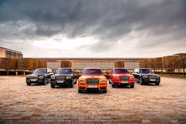 Tất nhiên, đây không phải là lần đầu tiên vị đại gia này đặt xe Rolls-Royce "theo lố". Vào năm 2017, ông từng gây choáng khi đặt mua 7 chiếc Rolls-Royce được sơn màu "tông xuyệt tông" với 7 chiếc khăn Turban quấn đầu của mình. Sau đó, ông còn đặt thêm 6 chiếc Rolls-Royce khác, được đặt tên là bộ sưu tập Jewel Collection. Đúng như tên gọi, 6 chiếc Rolls-Royce này được sơn màu lấy cảm hứng từ các loại đá quý như hồng ngọc, sapphire hay ngọc lục bảo.
