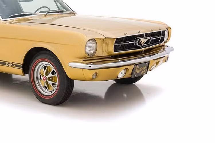 Cụ thể, ban đầu các nhà sản xuất đã đạt thỏa thuận với Ford cung cấp một chiếc Ford Mustang Fastback đời 1965 chế tạo riêng với lớp sơn vảy vàng cho bộ phim. Chế tạo trong vai trò xe độc nhất vô nhị, chiếc Mustang này có vẻ ngoài vàng óng đẹp mắt, tấm ốp dưới cản va trước độc đáo với đèn pha công suất cao, và bộ la-zăng độc nhất với điểm nhấn màu vàng.