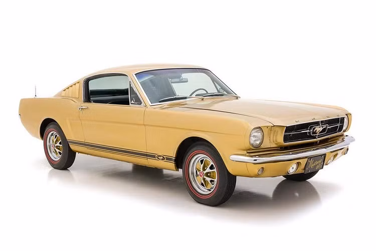 Góp mặt trong cảnh truy đuổi bằng xe nổi tiếng ở bộ phim kinh điển “Bullitt” với huyền thoại Steve McQueen, Ford Mustang cơ bắp là một chiếc xe điện ảnh lừng danh với đông đảo người hâm mộ suốt bao năm qua. Tuy nhiên, đây không phải là lần xuất hiện hoành tráng đầu tiên trên màn ảnh rộng của mẫu xe cơ bắp này, bởi trước đấy nó đã góp mặt trong bộ phim James Bond tựa đề “Goldfinger” năm 1964 mà giới thiệu khán giả tới mẫu Aston Martin DB5.