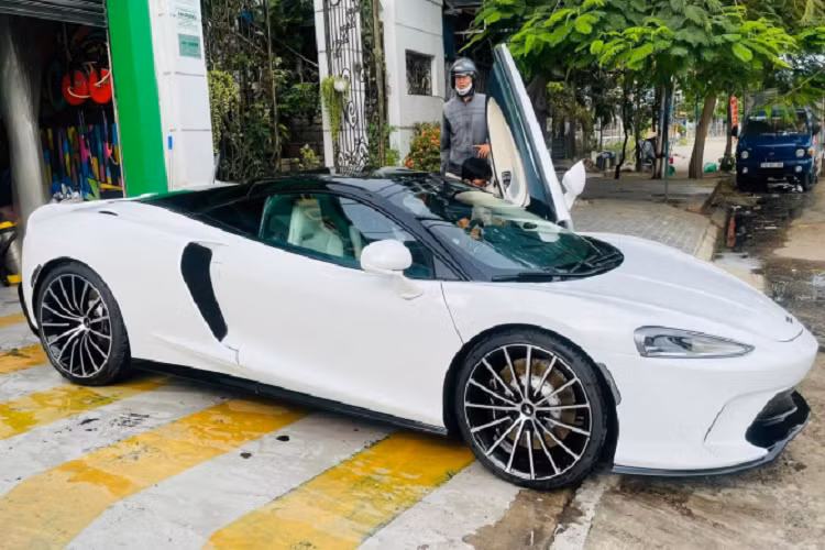 Mặc cho đại dịch Covd-19 đang hoành hành, những mẫu siêu xe mới trên thế giới liên tục được đưa về nước để phục vụ nhu cầu chơi xe của “đại gia” Việt. Danh sách những mẫu siêu xe mới nổi bật bao gồm Ferrari SF90, Ferrari Roma, siêu phẩm Porsche 918 Spyder và mới đây là mẫu McLaren GT hoàn toàn mới. Ở thời điểm hiện đại, chiếc McLaren GT này là duy nhất được đưa về nước.