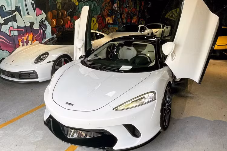 Thuộc dòng siêu xe ở phân khúc GT (Grand Tourer) - McLaren GT đem đến khả năng vận hành thoải mái nhất trong tất cả các dòng siêu xe của thương hiệu McLaren hiện đang có mặt tại Việt Nam. siêu xe McLaren GT hướng đến đối tượng khách hàng đang tìm kiếm một mẫu xe hiệu suất cao nhưng vẫn đảm bảo sự thoải mái cao nhất trong những chuyến đi đường dài. Theo McLaren, GT mới nhẹ hơn, nhanh hơn và phản ứng linh hoạt hơn bất kỳ mẫu xe nào khác trong phân khúc này.