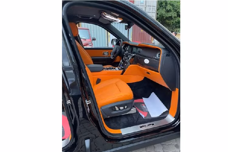 Theo giới mê xe tại Việt Nam, chiếc Rolls-Royce Cullinan Black Badge nhập khẩu tư nhân này có giá bán ước tính không dưới 32 tỷ đồng, rẻ hơn đáng kể so với giá xe phân phối chính hãng (từ 37,2 tỷ đồng, chưa gồm chi phí ra biển).