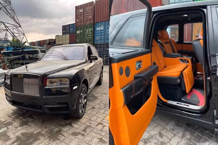 Được nhập khẩu thông qua một đại lý tư nhân có tiếng, chiếc Rolls-Royce Cullinan Black Badge đời mới thứ 3 tại Việt Nam cũng có ngoại thất sơn đen toàn bộ - đặc trưng của phiên bản Black Badge, đến biểu tượng Spirit of Ecstasy cũng được phủ đen huyền bí, ống xả hay logo Rolls-Royce bên hông xe cũng không ngoại lệ.