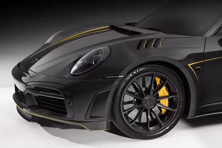 Không có thay đổi nào xảy ra ở hệ truyền động, điều đó có nghĩa là Porsche 992 Stinger GTR Limited Carbon Edition vẫn dùng động cơ tăng áp kép 3.8L sản sinh công suất 641 mã lực và mô-men xoắn cực đại 800 Nm.
