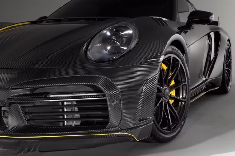 Không chỉ chế tạo thân xe mới cho 911, TopCar còn thay đổi một chút thiết kế của các tấm ốp mới và các thành phần khí động học để chiếc xe trông thể thao hơn, cuốn hút hơn.