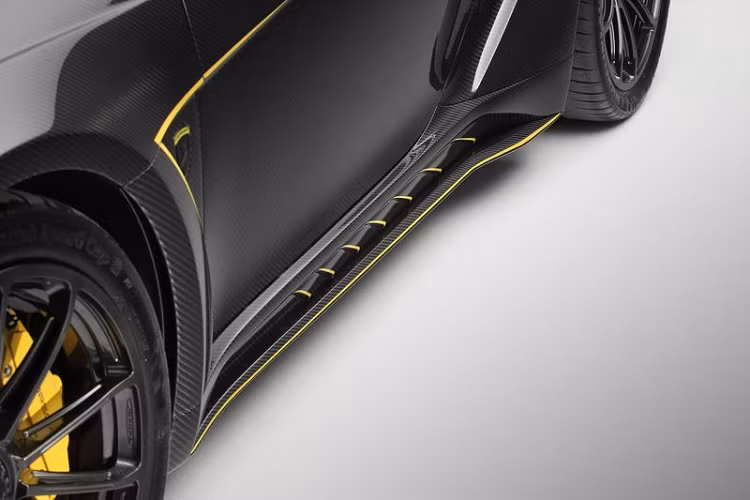 Sức mạnh được gửi đến cả 4 bánh chiếc Porsche 911 Turbo S kịch độc độ TopCar thông qua hộp số ly hợp kép 8 cấp, cho phép xe tăng tốc từ 0 - 100 km/h chỉ trong 2,7 giây, trước khi cán tốc độ tối đa 330 km/h.