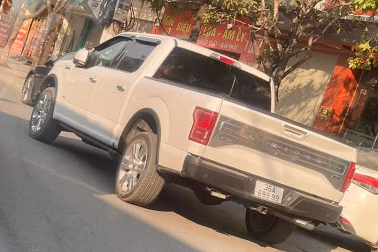 Ford F-150 hon 4 ty trung bien “tu quy 9