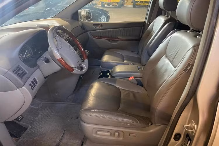 Tiếp đến là chiếc xe minivan Toyota Sienna đời 2005 với nội thất rộng rãi. Chiếc xe này đi kèm nội thất với 4 ghế thương gia độc lập và có cả bệ tì tay riêng sang trọng hơn. Thêm vào đó là vô lăng và mặt táp-lô được ốp gỗ, tạo cảm giác cao cấp. Với những ai muốn mua xe bán tải giá rẻ thì không nên bỏ qua sự kiện đấu giá này. Nguyên nhân là do trong 9 chiếc ôtô này, có cả chiếc xe bán tải Nissan Titan đời 2009. Chiếc xe bán tải này được trang bị cabin đôi và động cơ V6, dung tích 5.6L mạnh mẽ.