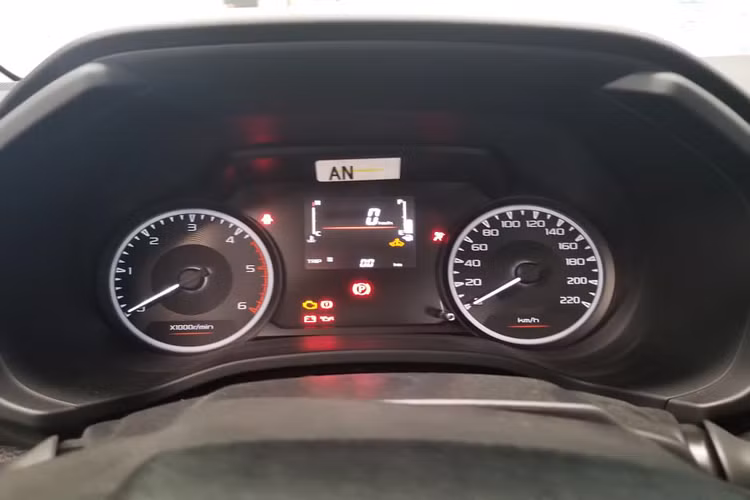 Như vậy, D-Max phiên bản cabin đơn sẽ không được di chuyển “tự do” trong thành phố mà phải tuân theo các quy định về khung giờ cấm hoạt động. Tuy nhiên, có thể cải tạo khối lượng chuyên chở của D-Max ca-bin đơn này xuống dưới 950 kg như các chủ xe Ranger XLS đời 2013 có khối lượng chuyên chở cho phép khi tham gia giao thông là 991 kg, Ranger XLS 2015 (957 kg) đã xử lý.